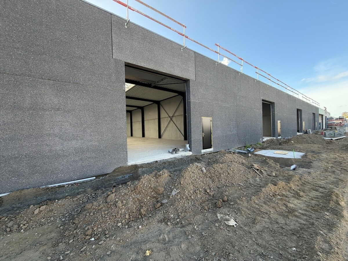 Nieuwbouw-loods in industrieterrein Gavere. 