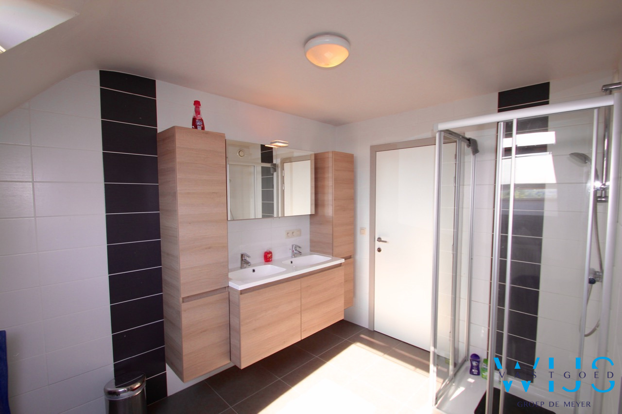 Zeer ruim instapklaar 4 slaapkamerappartement met garage en staanplaats te ERTVELDE 