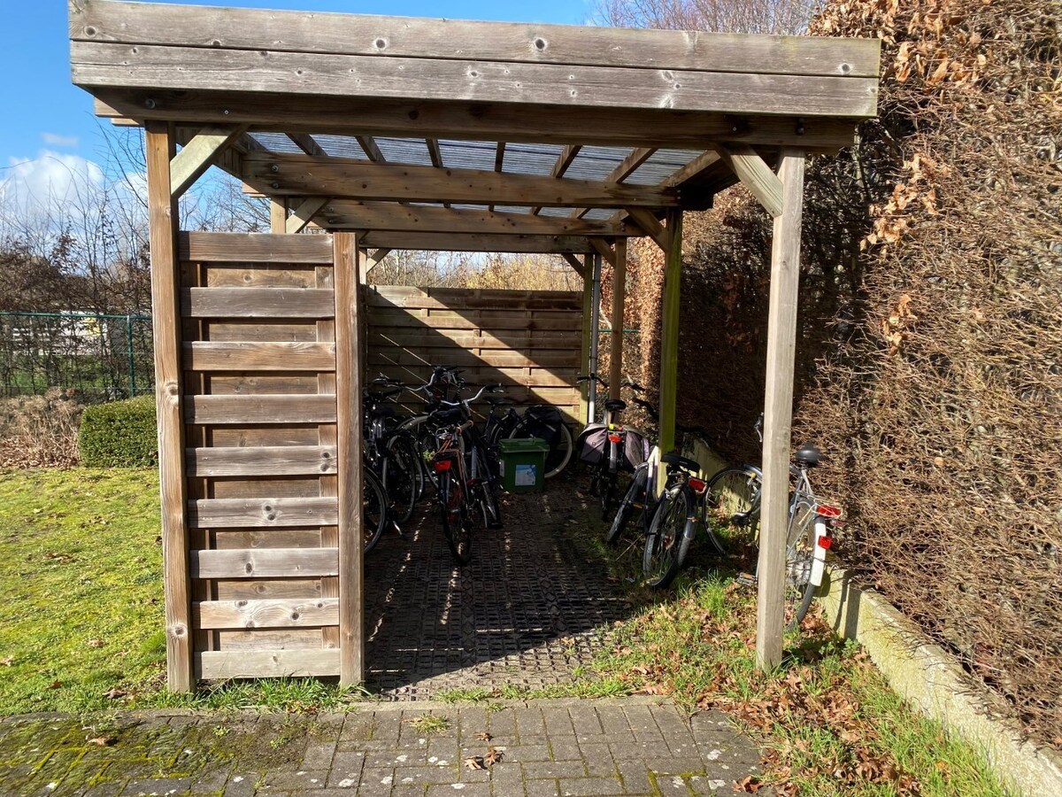 Eigentijds duplex-appartement met  autostaanplaats en kelder. Geen vaste kosten. 