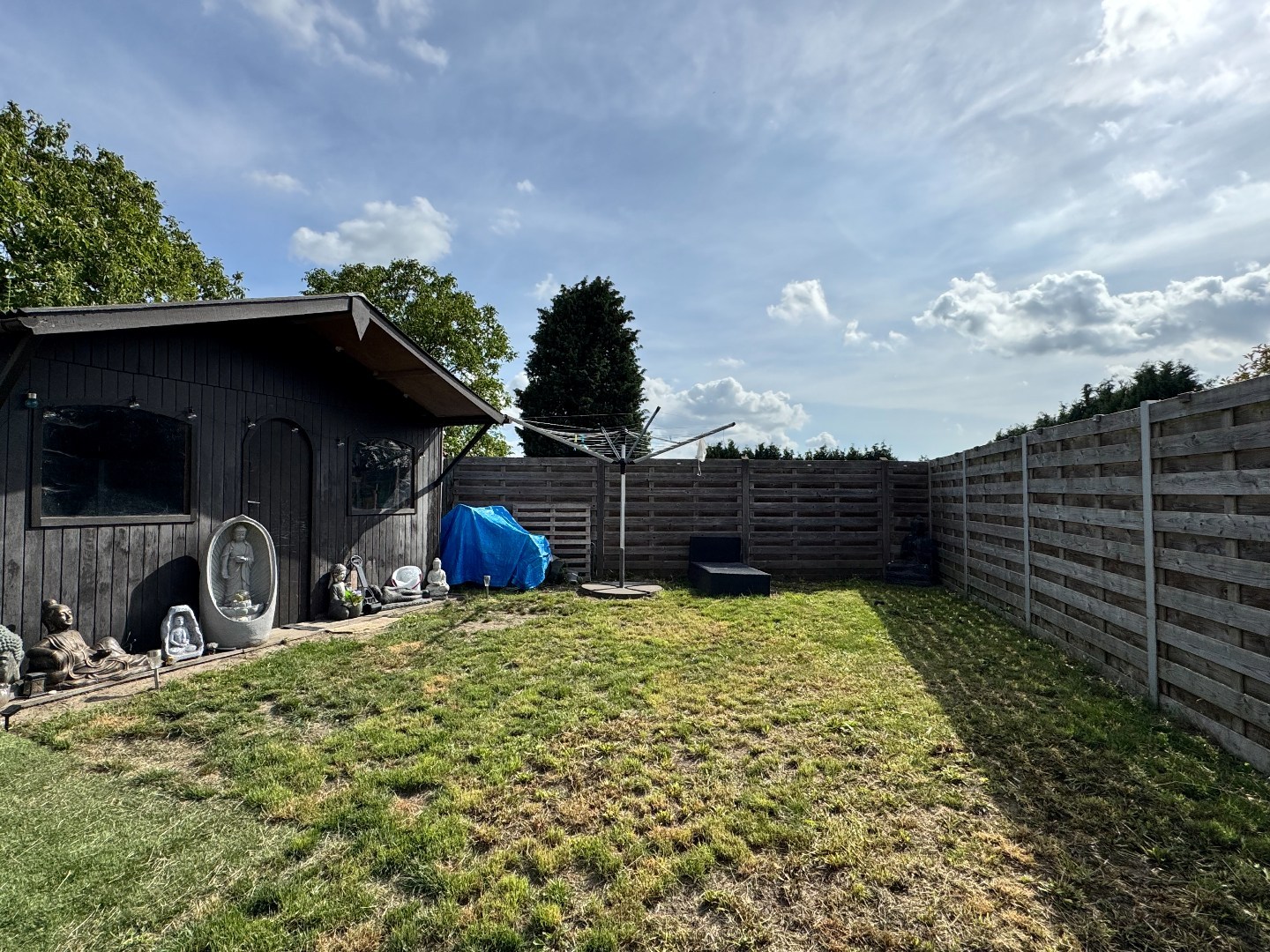 Gesloten bebouwing met tuin en handige zijdoorgang 