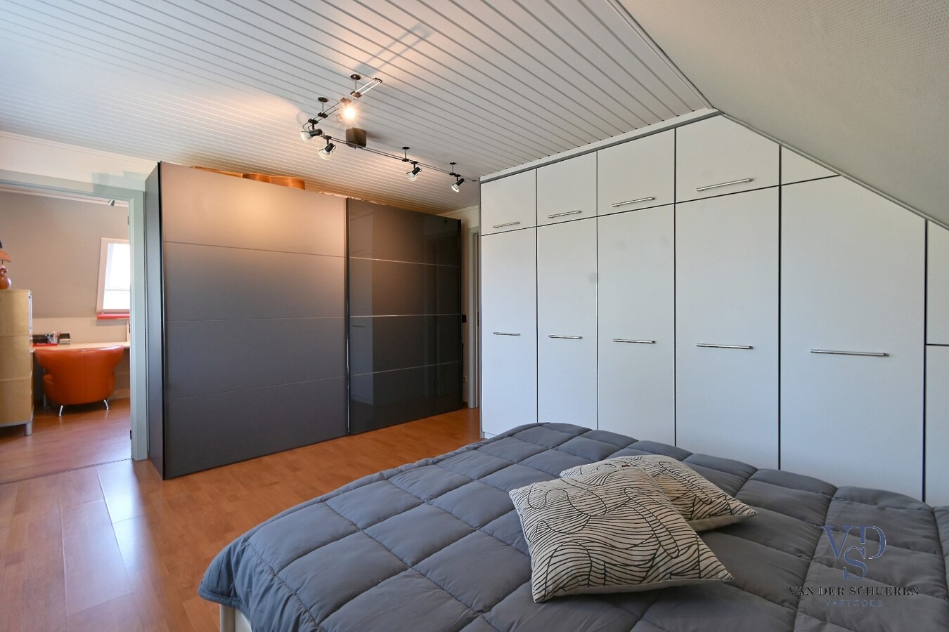 Tijdloze villa met zwembad in residentiële wijk 