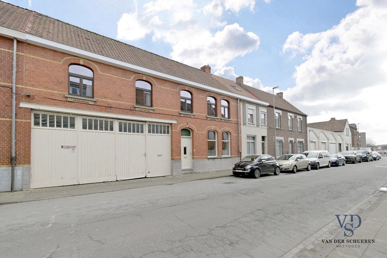 Ruime garage/opslagruimte gekoppeld aan woonst 
