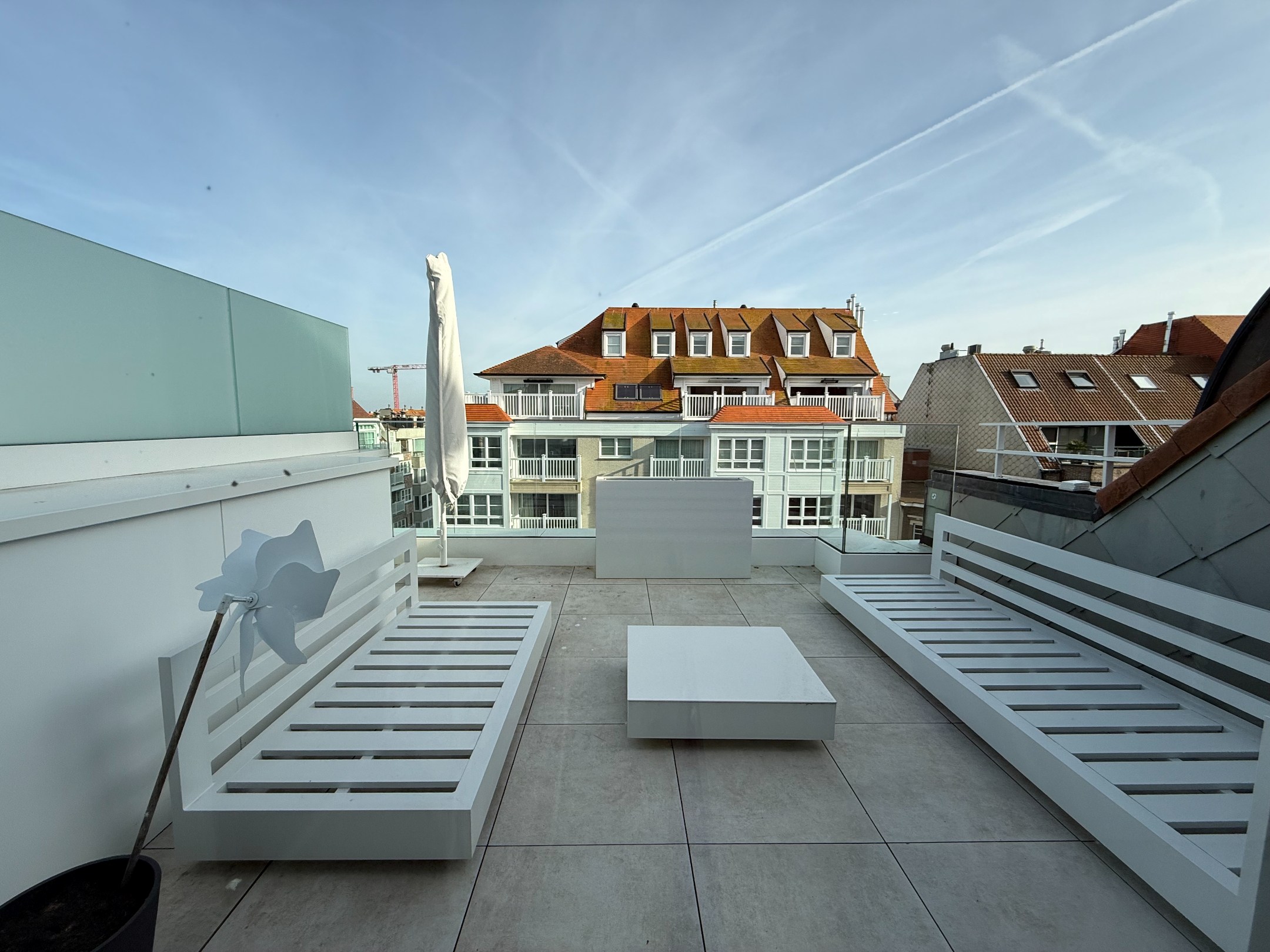 GEMEUBELD - UNIEKE PENTHOUSE met uitzonderlijk ruime terrassen gelegen op de DUMORTIERLAAN te Knokke. 