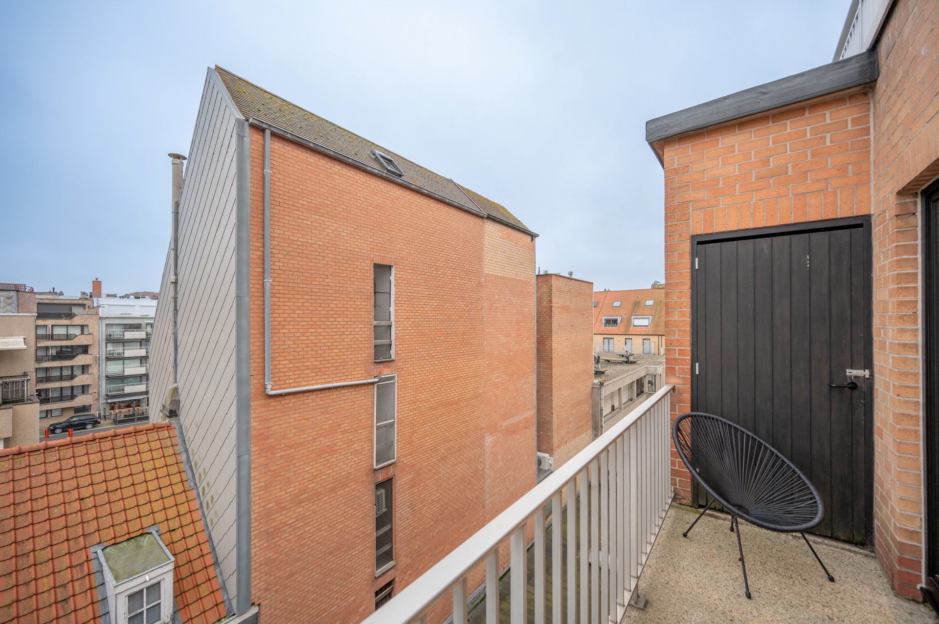 Prachtig gerenoveerd 2 slaapkamerappartement met zijdelings zeezicht centraal gelegen vlakbij de Lippenslaan te Knokke 