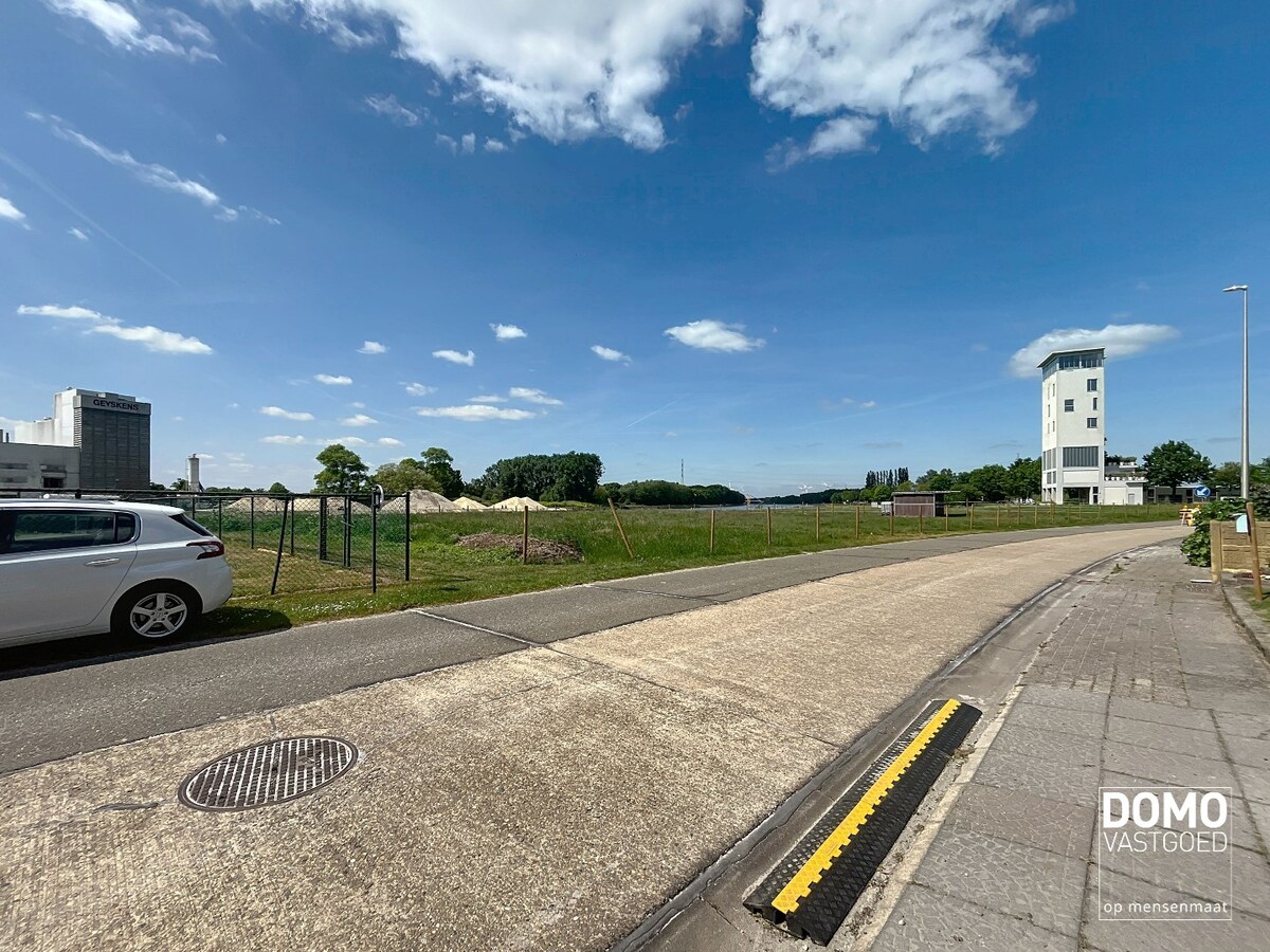 RUIME WONING MET TUIN, GARAGE &amp; 3 SLAAPKAMERS RUSTIG GELEGEN LANGS HET KANAAL MET EPC C TE BERINGEN 