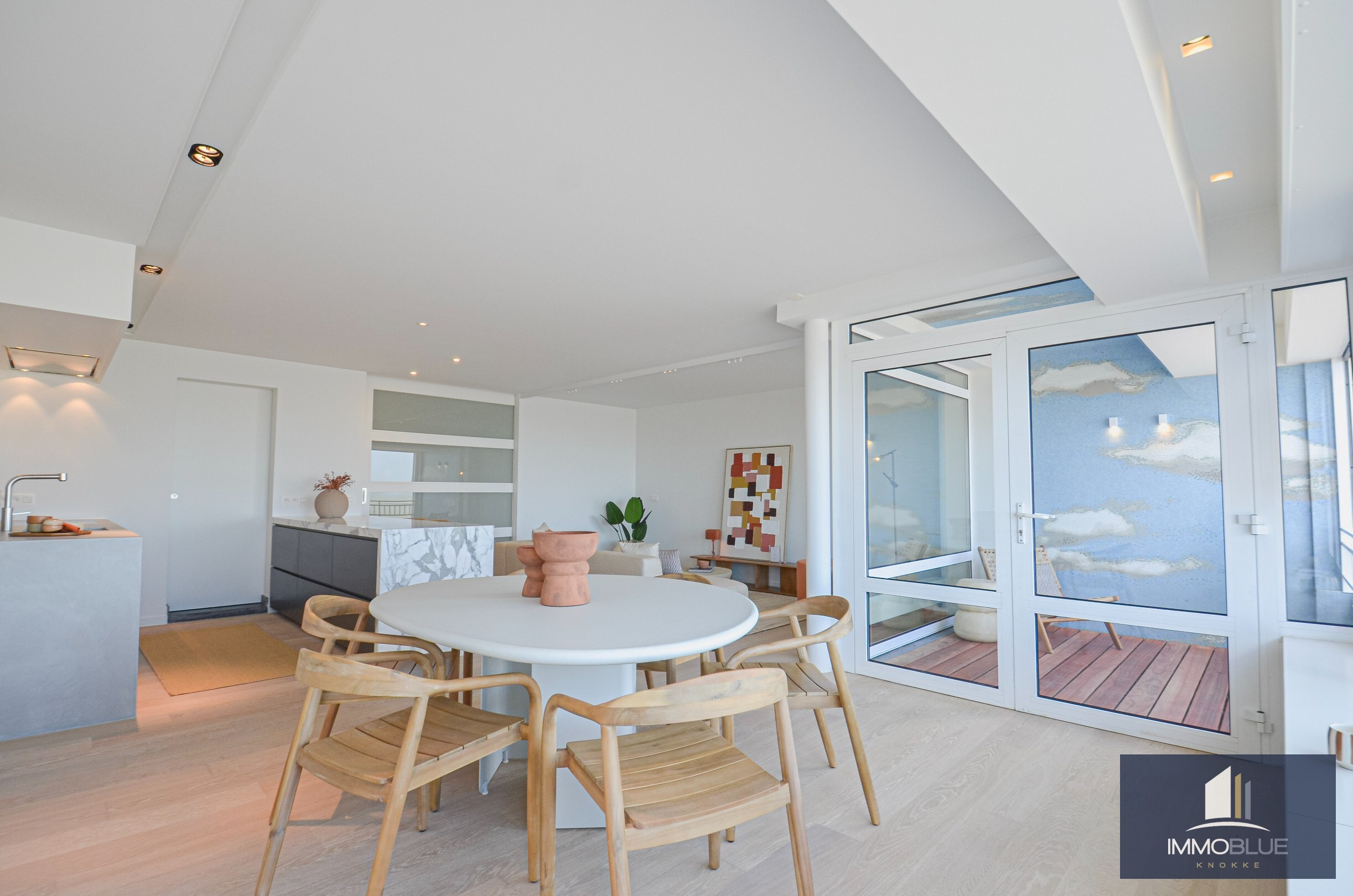 Exclusief – Stijlvol volledig gerenoveerd appartement met frontaal zeezicht. 