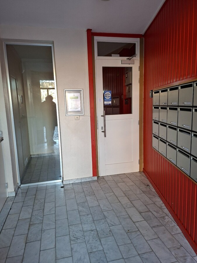 Les quais ( Colruyt) Lumineux studio état neuf. 