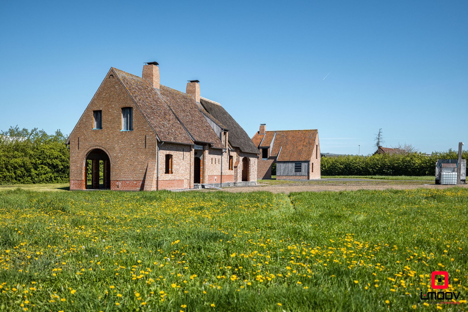 Landelijk gelegen ruwbouwhoeve met bijgebouwen op uitzonderlijk perceel van ca. 9.331 m² 