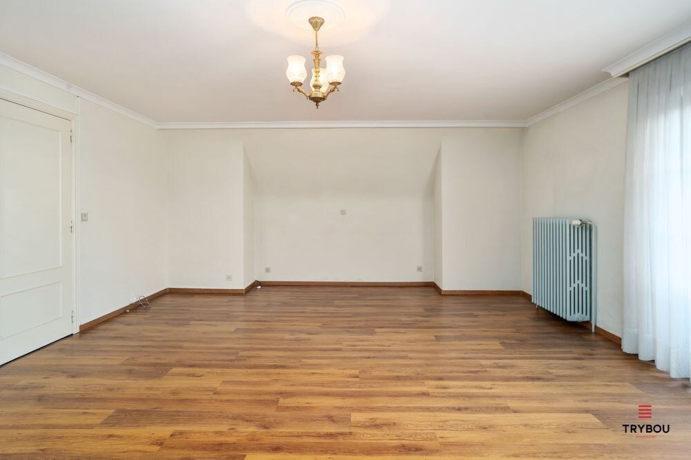 Ruime karaktervolle villa met 3 garages op 1099m² 