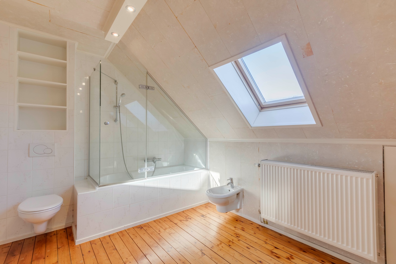 Mooie halfopen bebouwing met zeer ruime kamers 