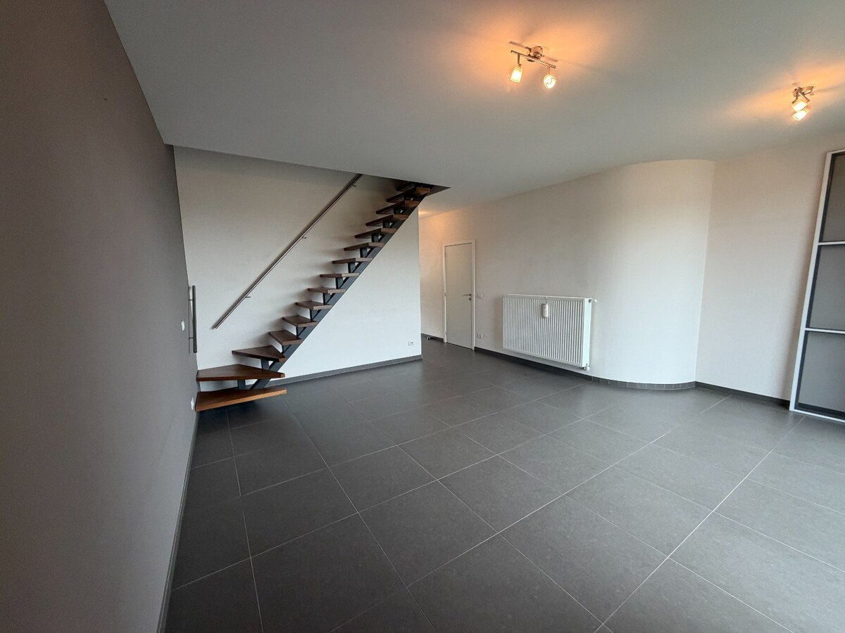 Uiterst ruim appartement (119m²)  met twee slaapkamers op de markt van Houthulst 