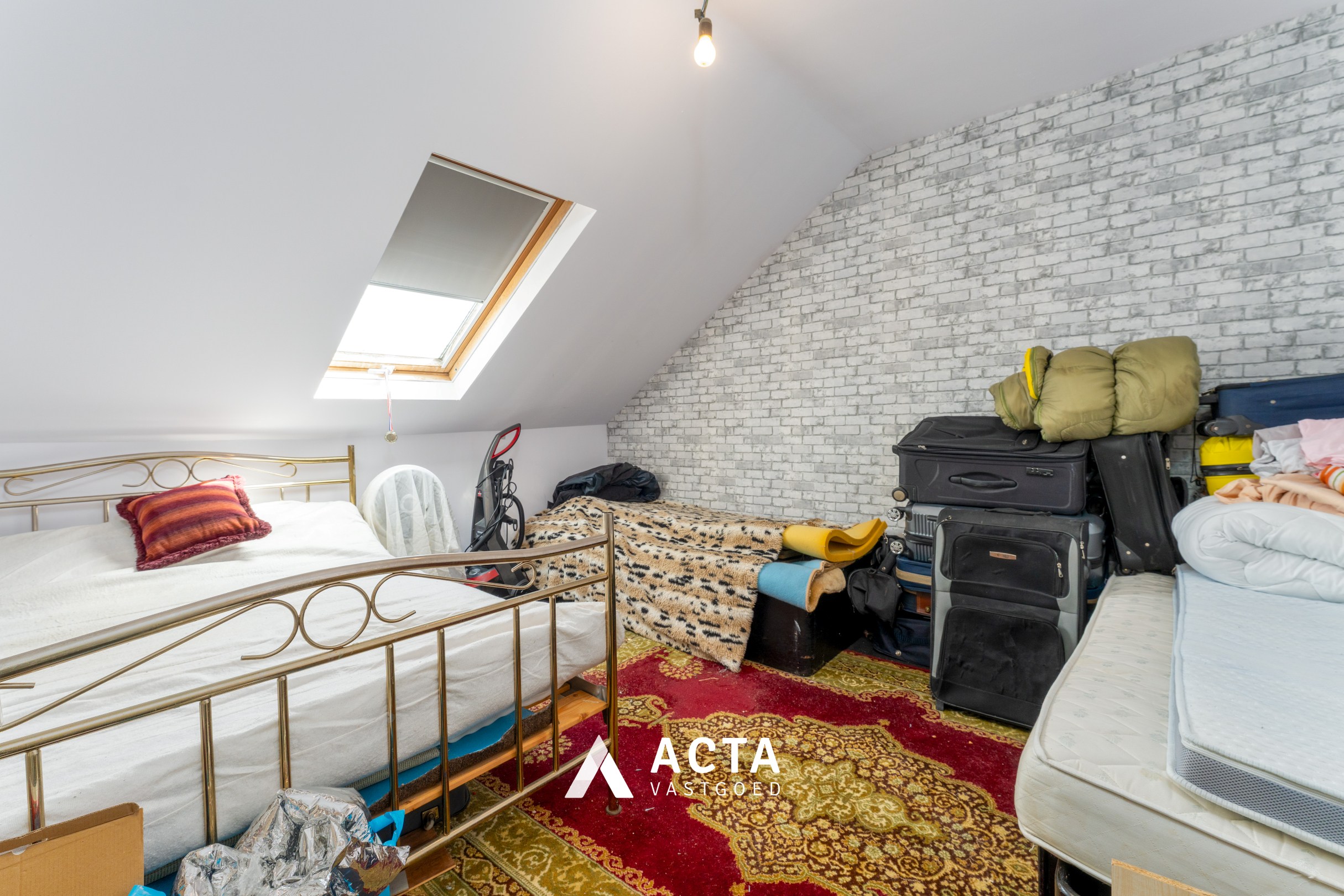 Ruime te renoveren stadswoning met 5 slaapkamers en tuin 