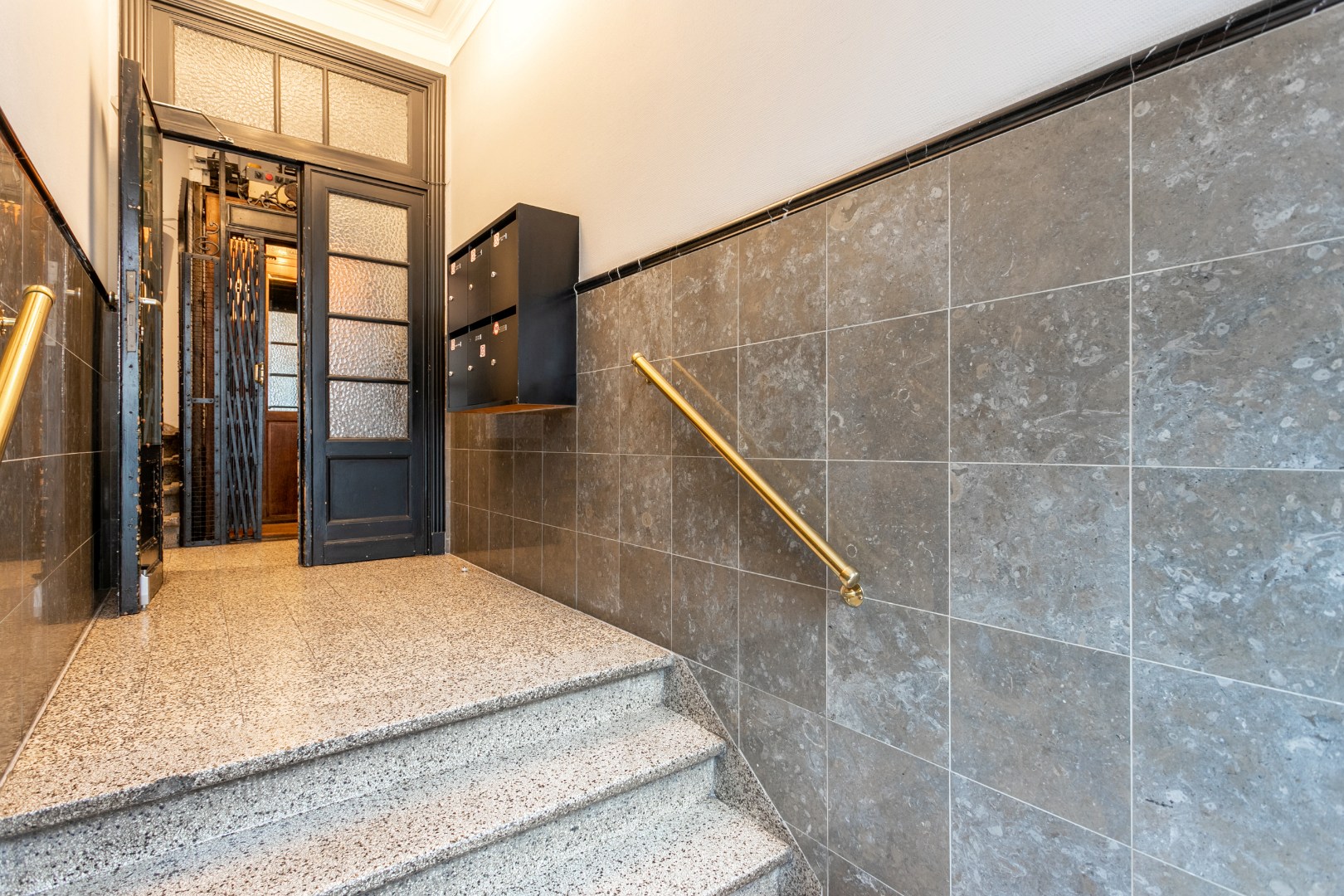 Karaktervol appartement met 2-3 slpk nabij het Brugmannplein. 