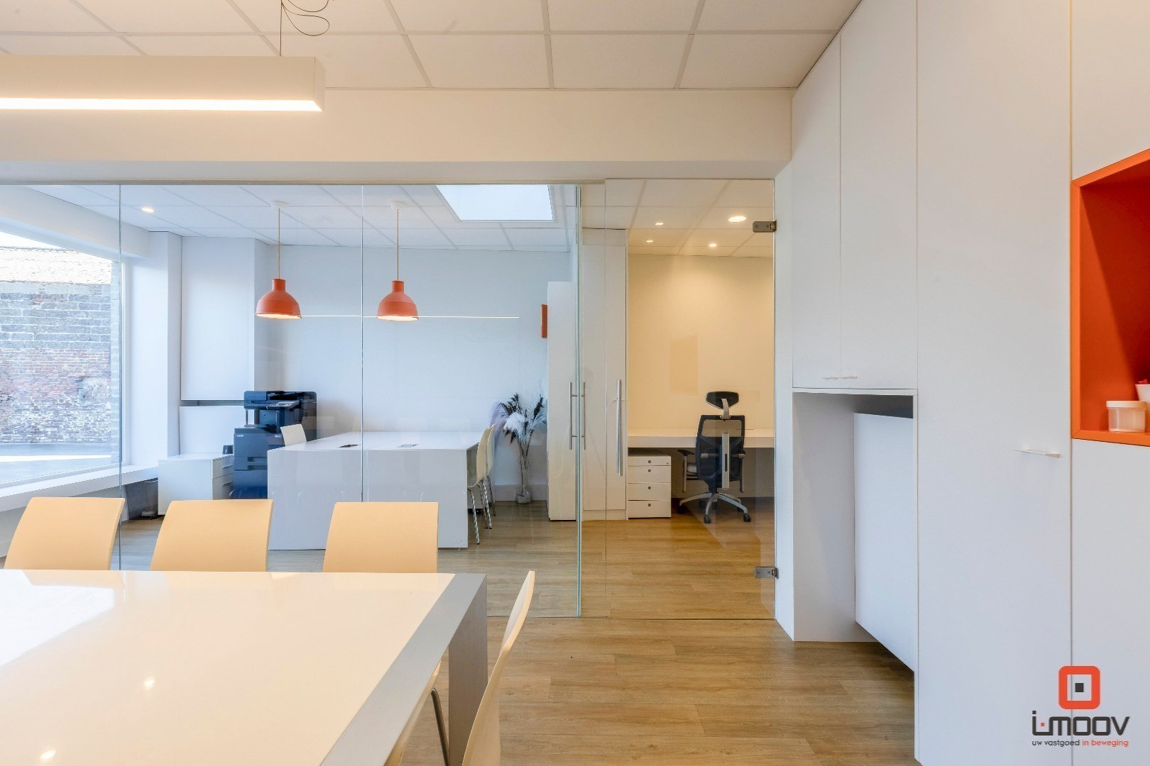 Modern en lichtrijk kantoor op commercieel gunstige locatie 