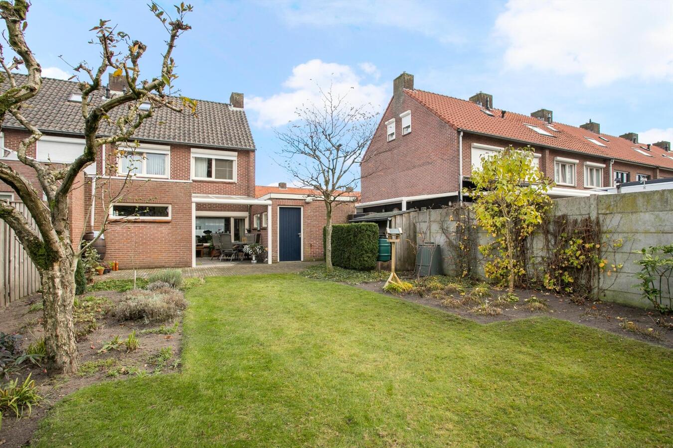 Nette 2-kapper met 4 slaapkamers en privacy biedende tuin gelegen op 346 m² ondergrond. 