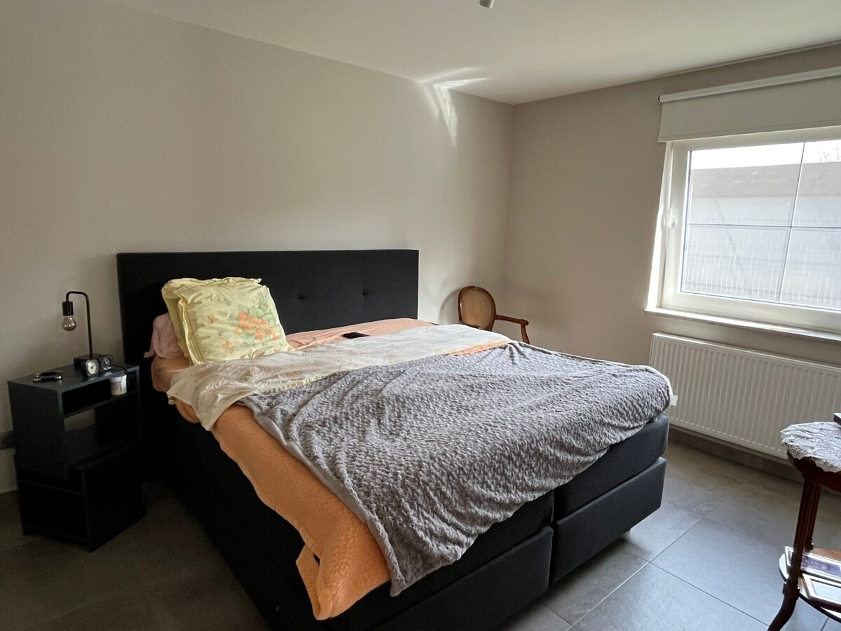 Luxueus én ruim gelijkvloers appartement in rustige omgeving. 