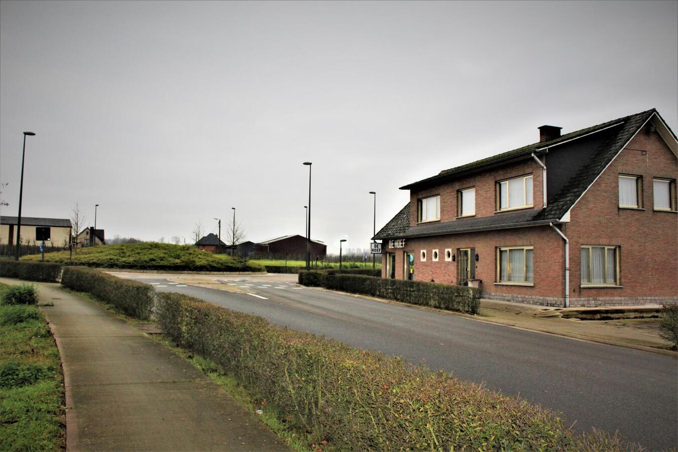 Woning (5 slaapkamers) met vergunde horecazaak (café), studio, recreatieterrein en weides op ca. 1.5ha te Kortenaken (Vlaams-Brabant) 