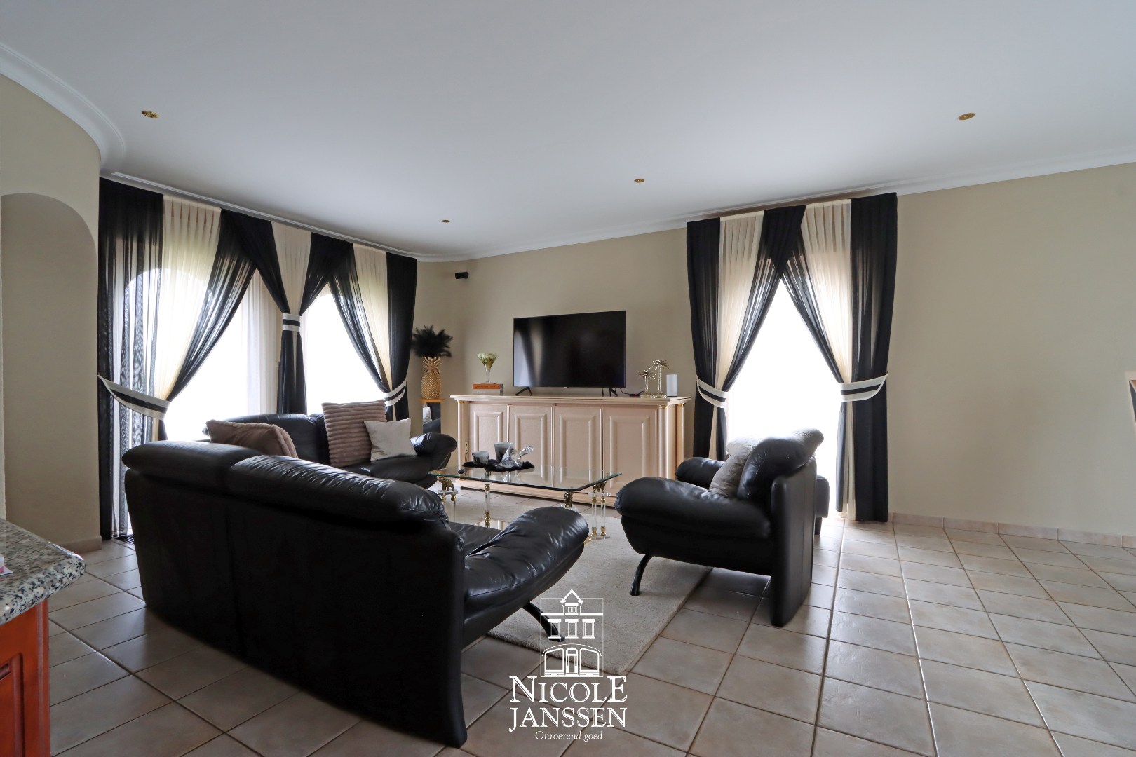 Voorzien van ingebouwde spots 