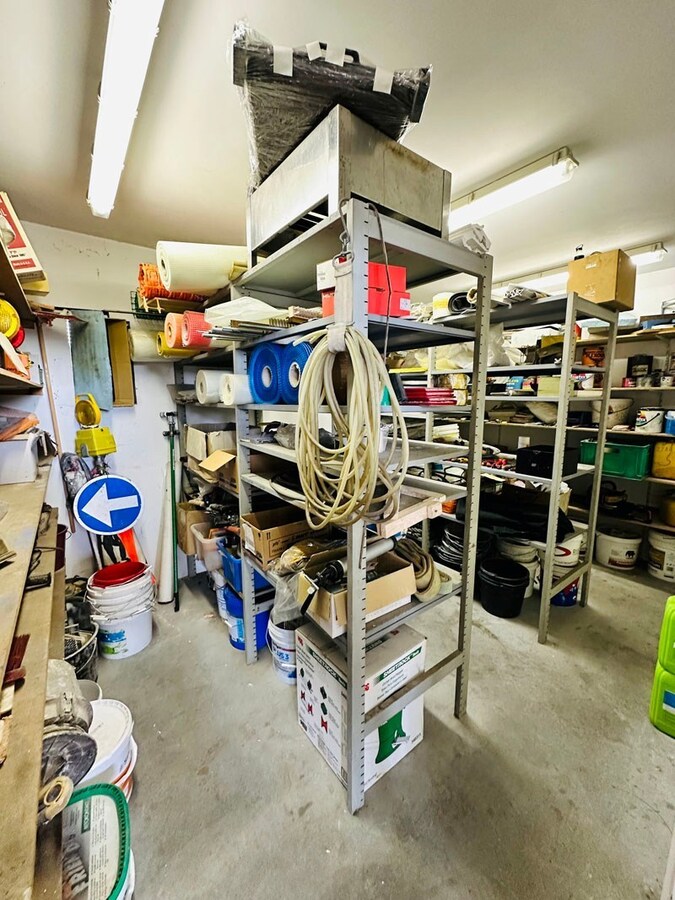 Ruim magazijn met kantoren met veel potentieel te Kuringen 