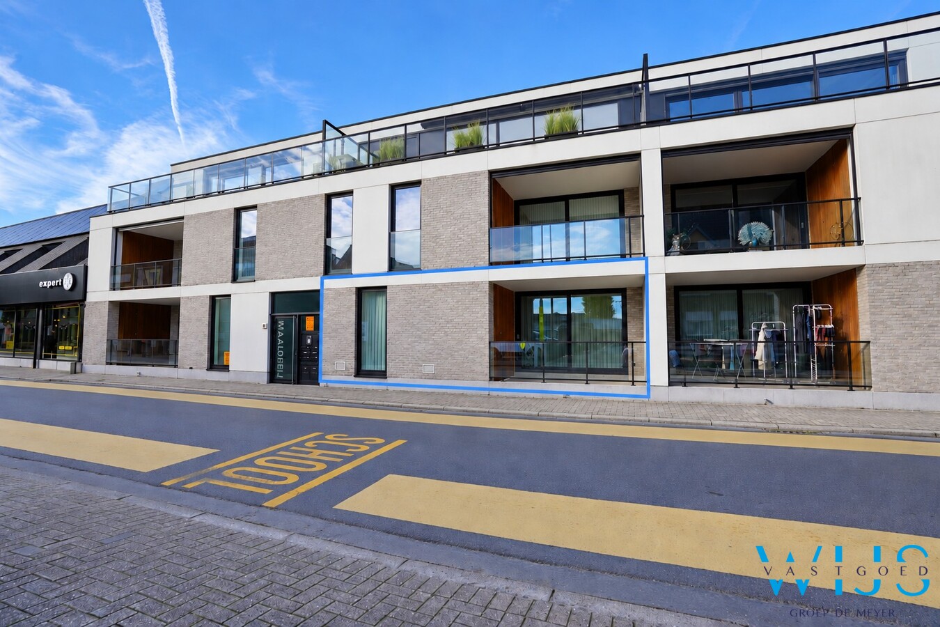 Recent verzorgd gelijkvloers appartement met garage en staanplaats ! 