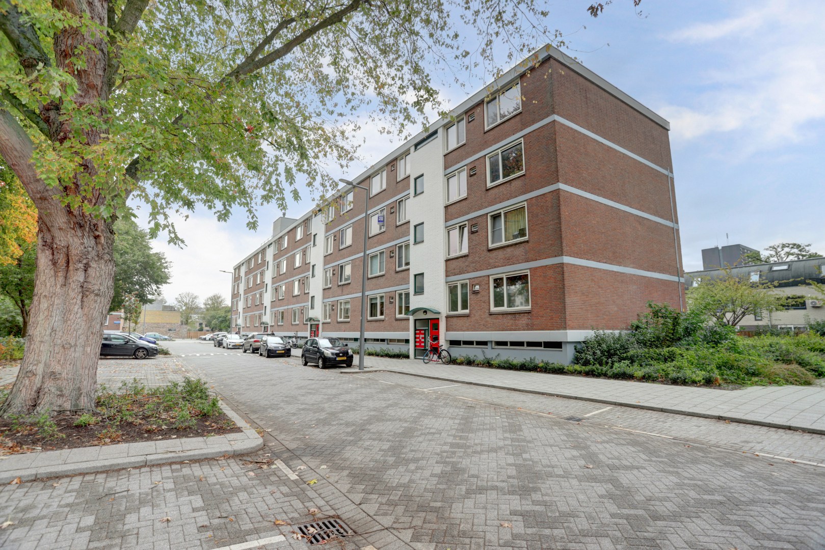 Instapklaar 3 (voorheen 4) kamer appartement op de vierde verdieping met moderne keuken en badkamer, balkon op het zuiden en berging in de onderbouw. 