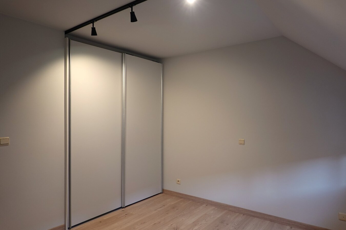 Gerenoveerde stadswoning op uitstekende ligging met binnentuin en garagebox 