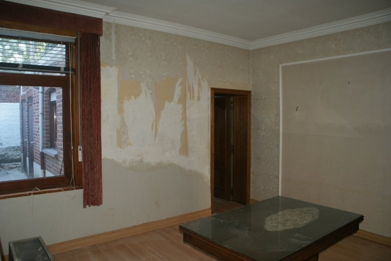 Centraal gelegen rijwoning stapvoets van het station te Roeselare 