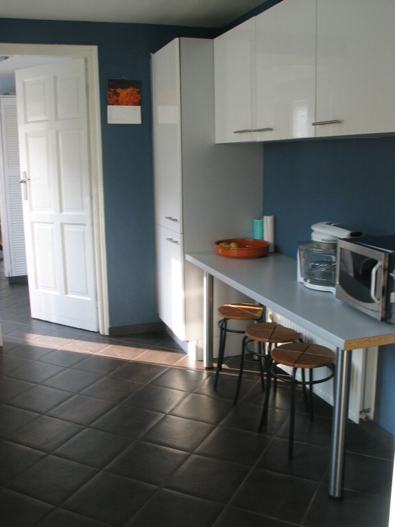 Gelegen in de wijk “Armhoefse Akkers” (Sacaramentsparochie) ruime jaren 30 hoekwoning met extra kamer op de begane grond en tuin op het zuiden. 