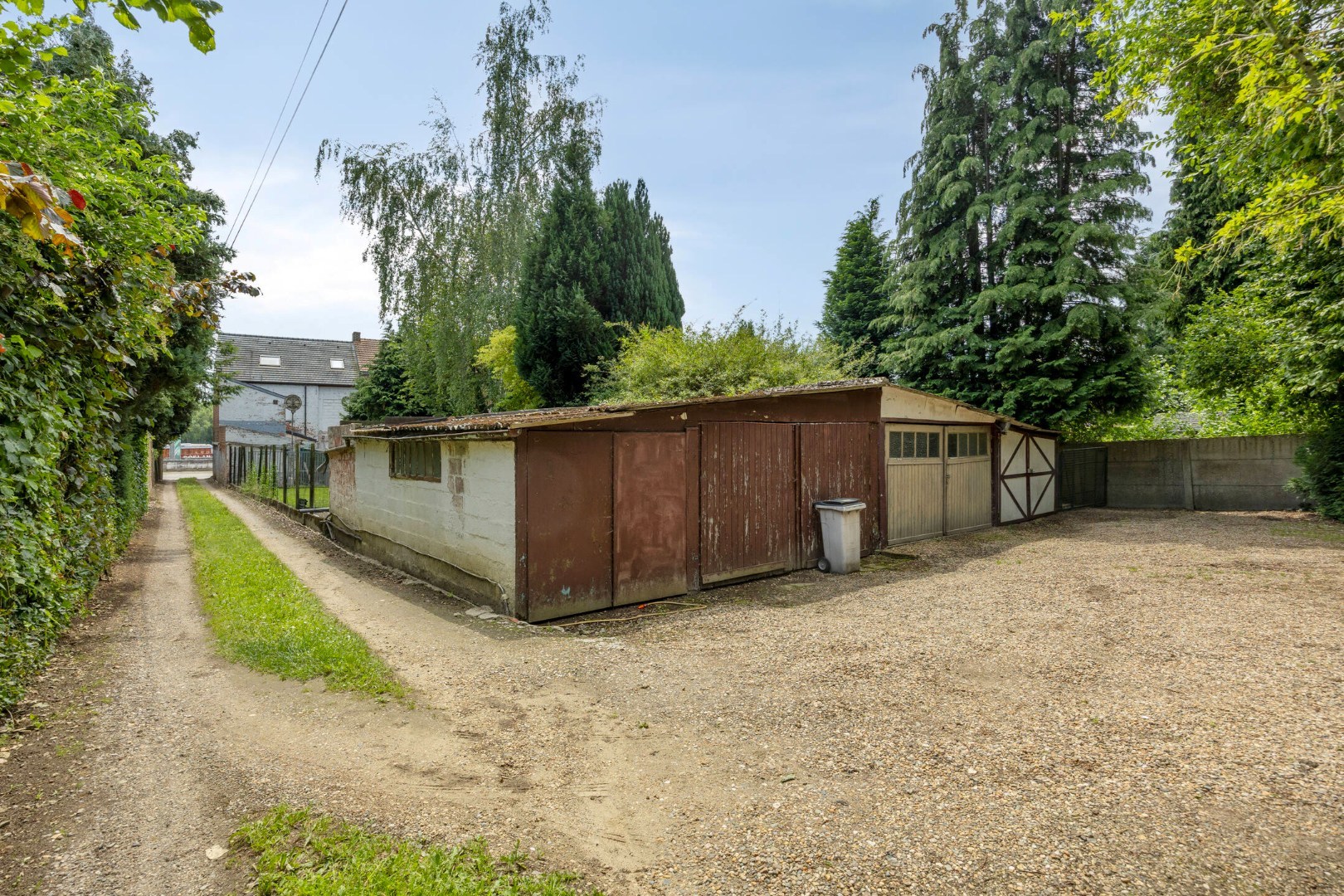 Ruime te renoveren woning met 3 slaapkamers in Lubbeek met doorgang langs het perceel van de buren. EPC: 736 KWH/m² 
