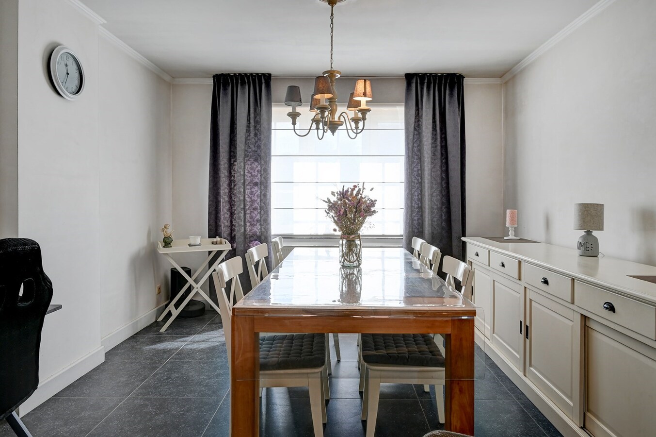 Grondig gerenoveerde woning met tuin, terras en 3 slaapkamers in Nieuwerkerken. 