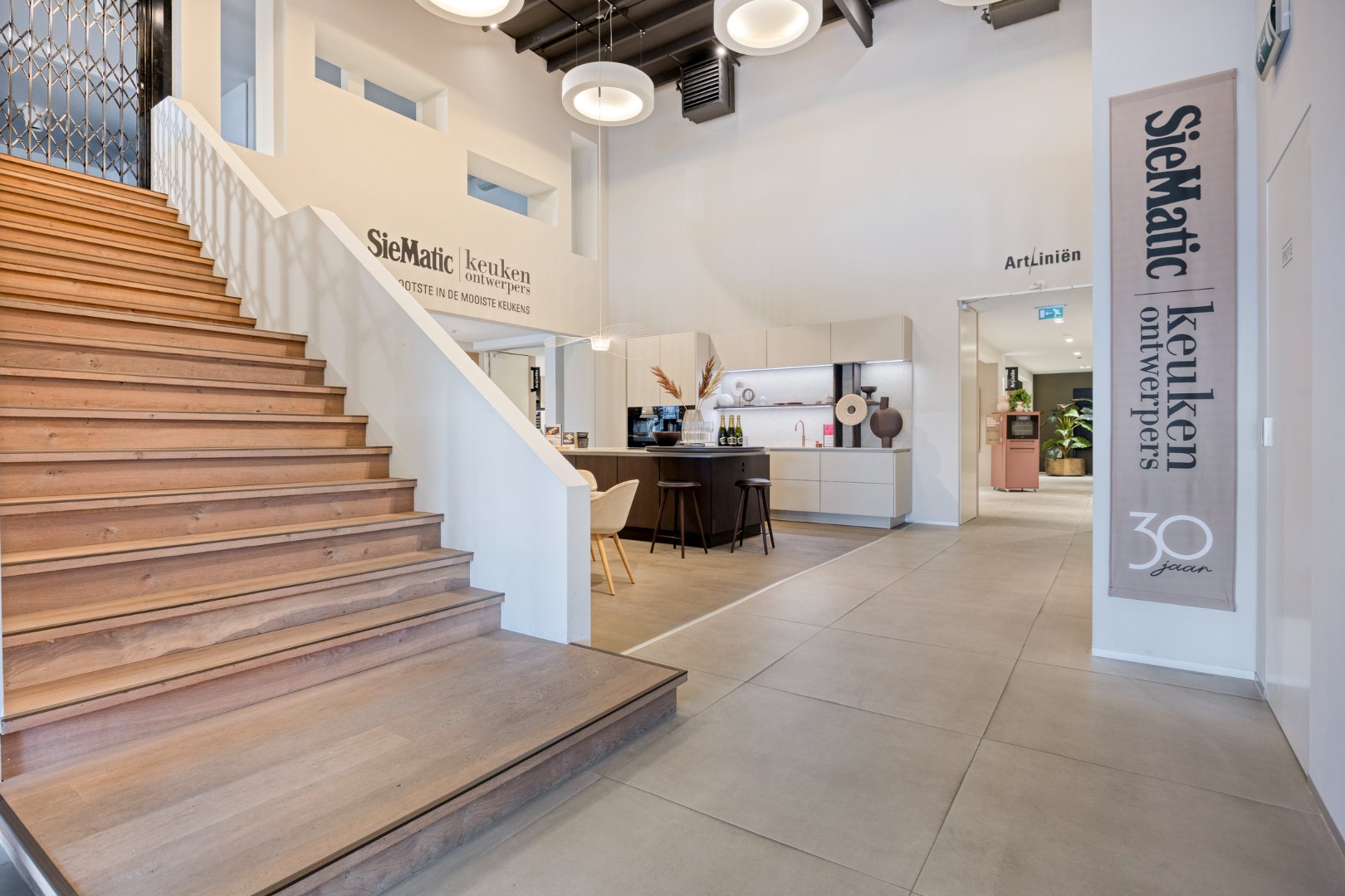 Zeer goed gelegen handelspand van Ca. 880m2 te huur! 