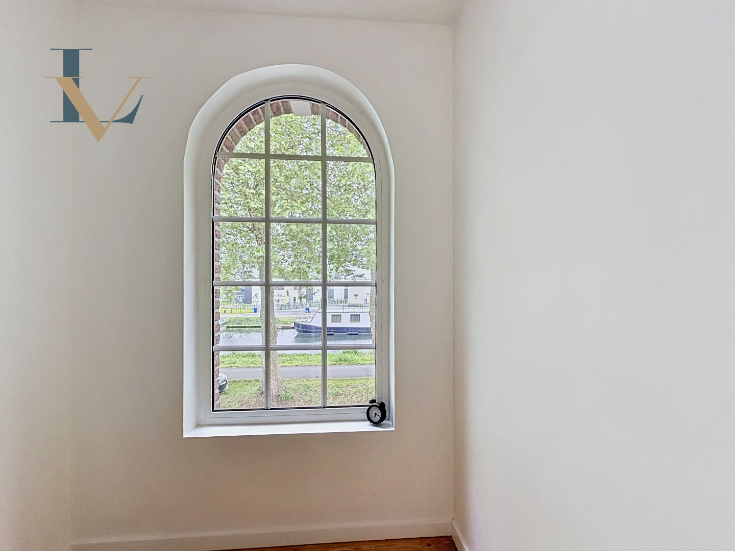 Charmante instapklare woning met 2 slpk. aan de vaart in Schoten nabij het centrum. 