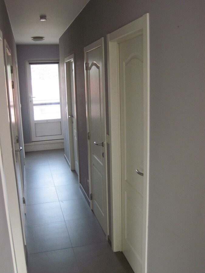 Lichtrijk appartement met ruim terras. Geen vaste kosten ! 