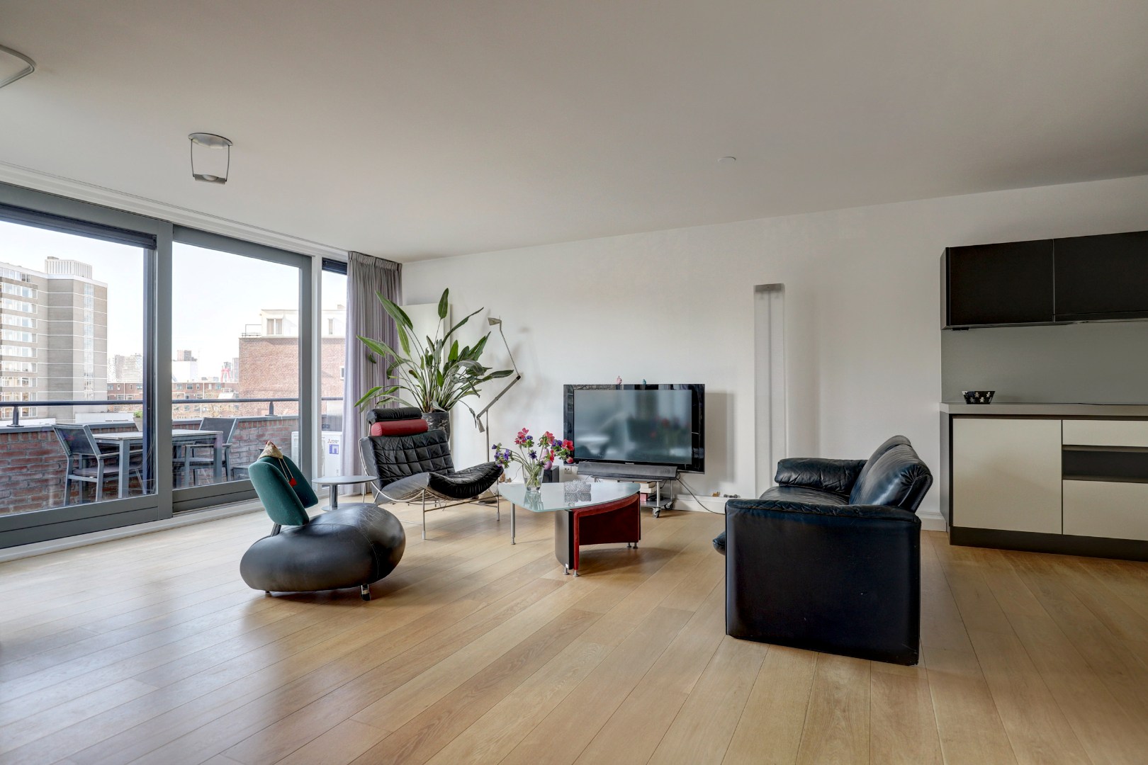 Luxe uitgevoerde 2- (voorheen 3) kamer appartement op de 3e etage met fraaie keuken, badkamer, balkon met uitzicht en gelegen op eigen grond. 