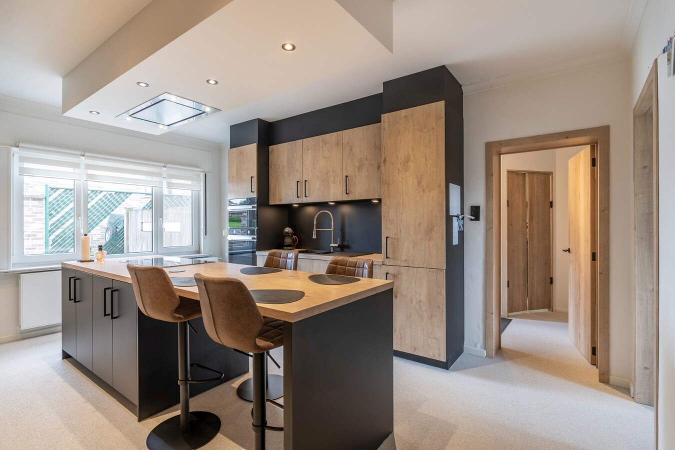 Ruime woning met 4 slaapkamers op een zeer ruim perceel. 