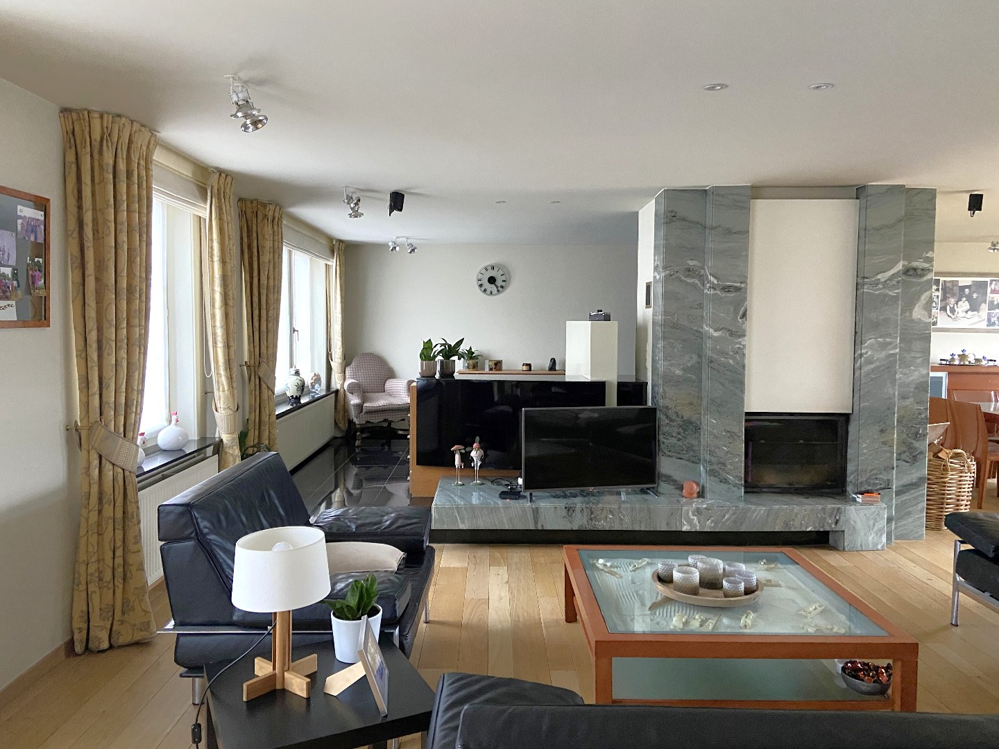 Multifunctioneel handelspand met luxueuze woonst op centrumligging in Sint-Eloois-Vijve! 