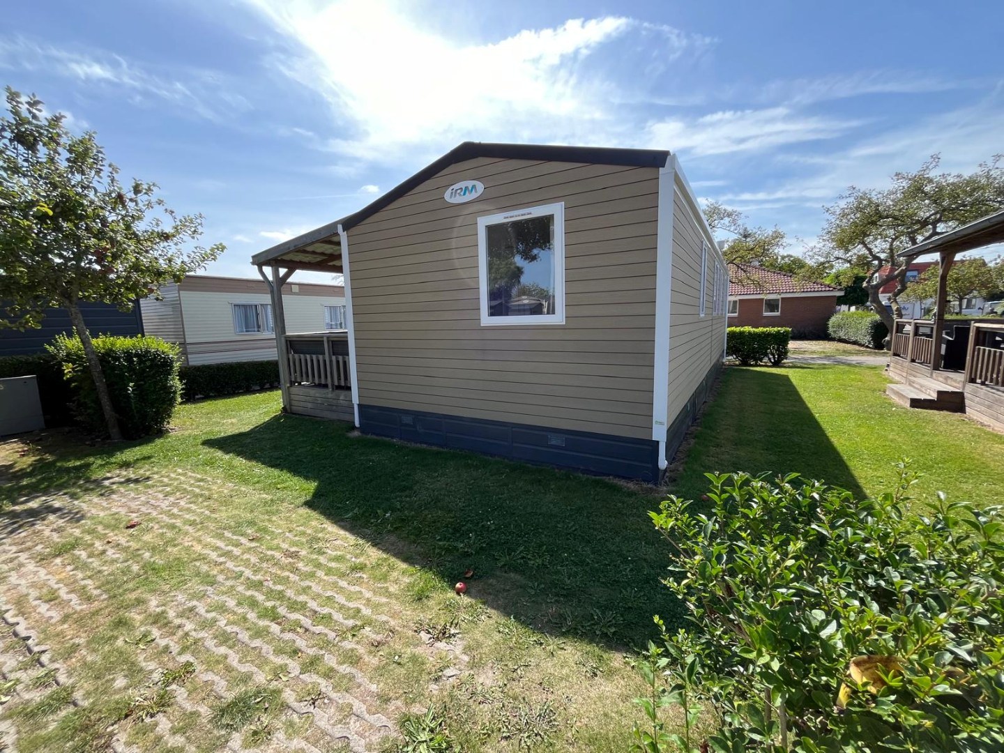 T.A. Makelaardij biedt aan – Chalet Z111-: Op een schitterende locatie in een goed verzorgd recreatiepark aan de kust van Walcheren bieden wij dit leuke chalet aan. 