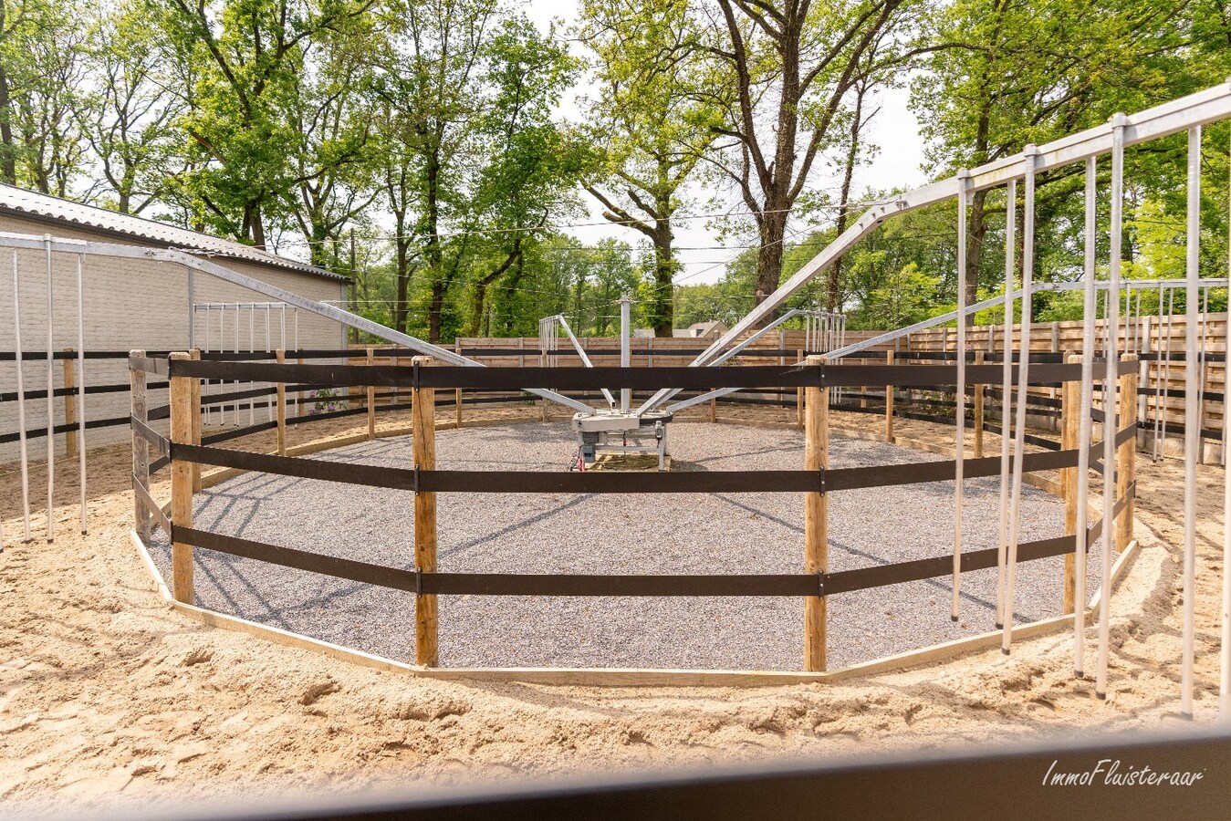 Prachtige villa met hippische accommodatie en binnenpiste op ca. 2ha te Paal 