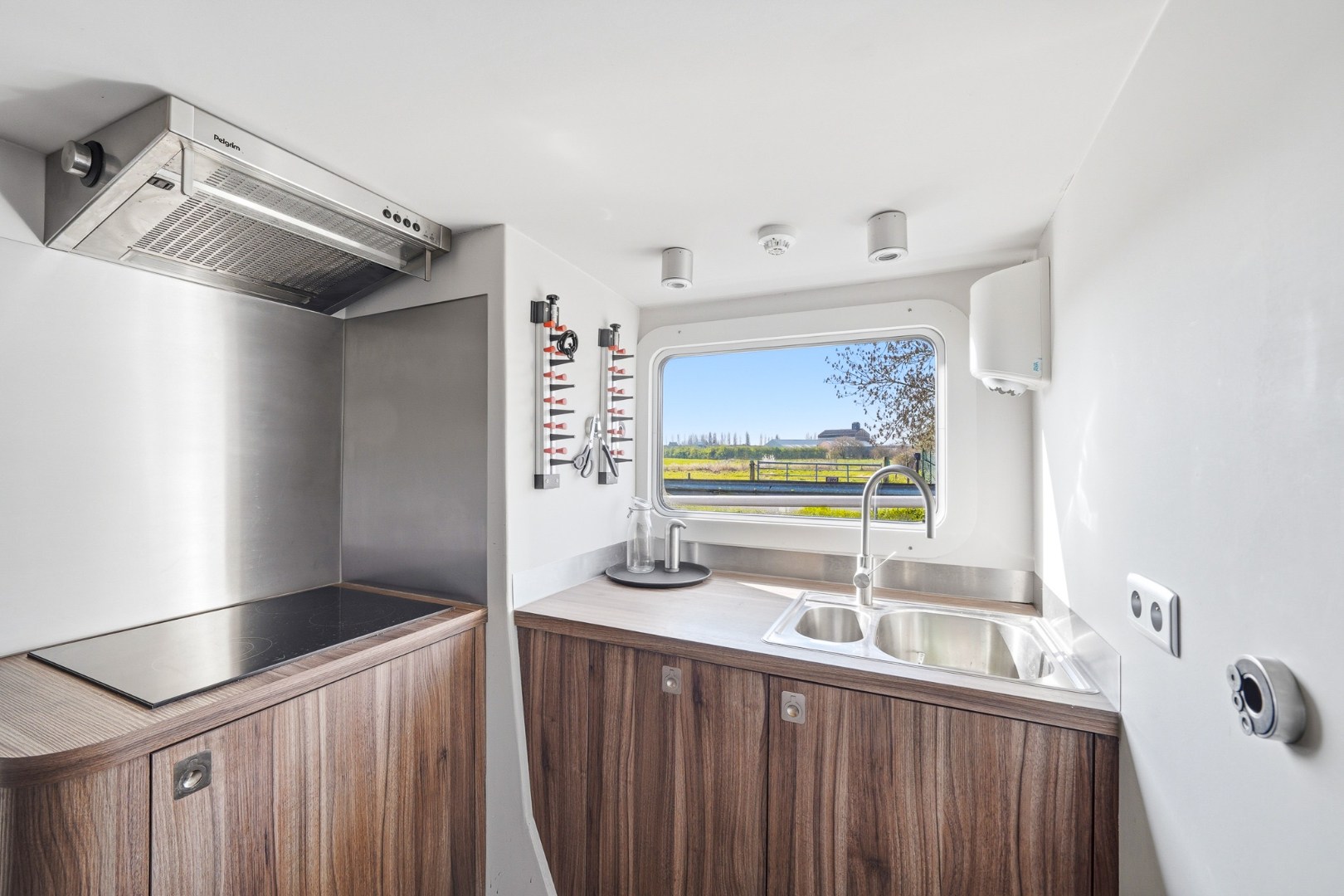 Unieke woonboot met B&amp;B en vergunde ligplaats in Plassendale 