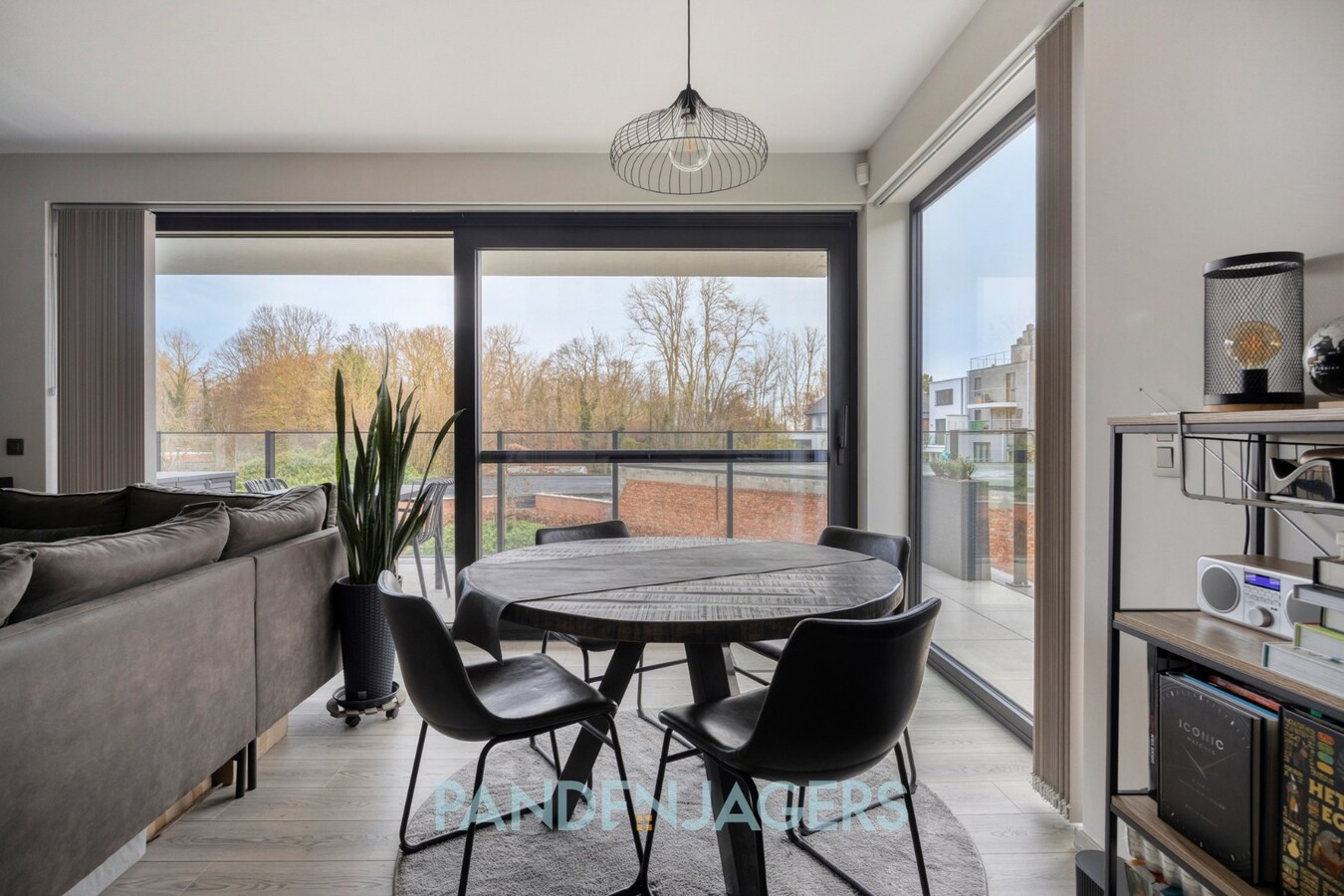 Instapklaar appartement met groot terras en ondergrondse parking in Willebroek 