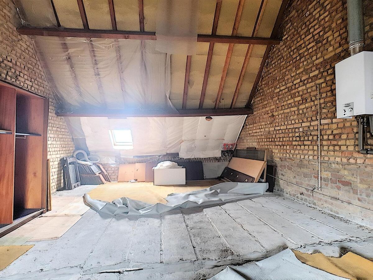 Goed gelegen, volledig te renoveren woning aan het marktplein van Heist - Heist 