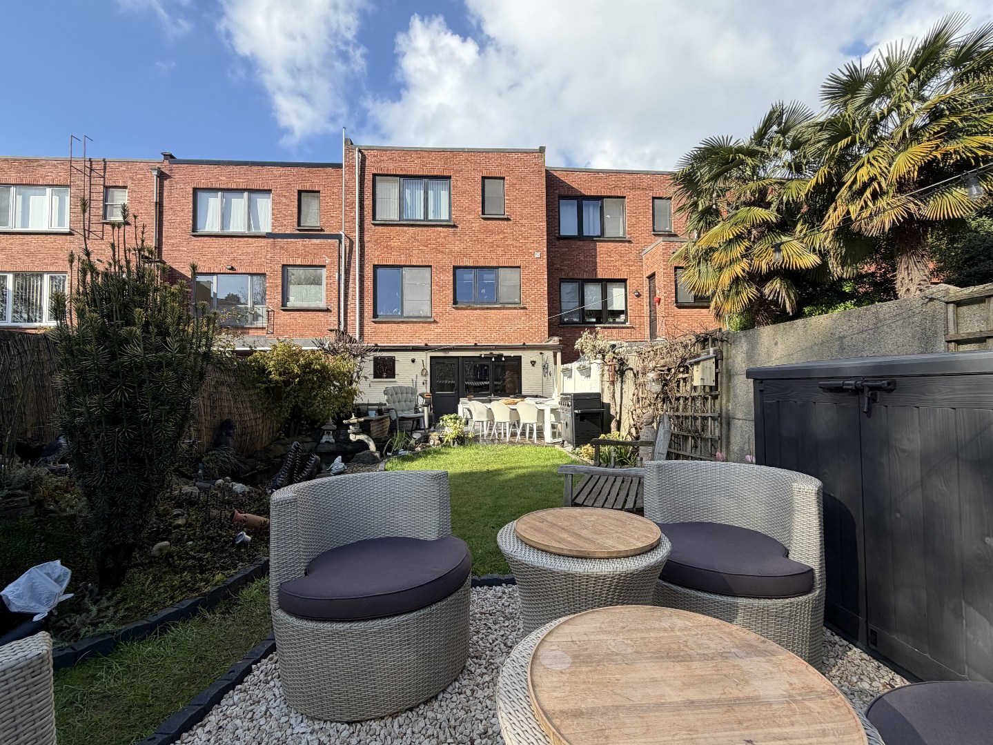 Instapklare bel-etage woning met mooi aangelegde tuin in Merksem 