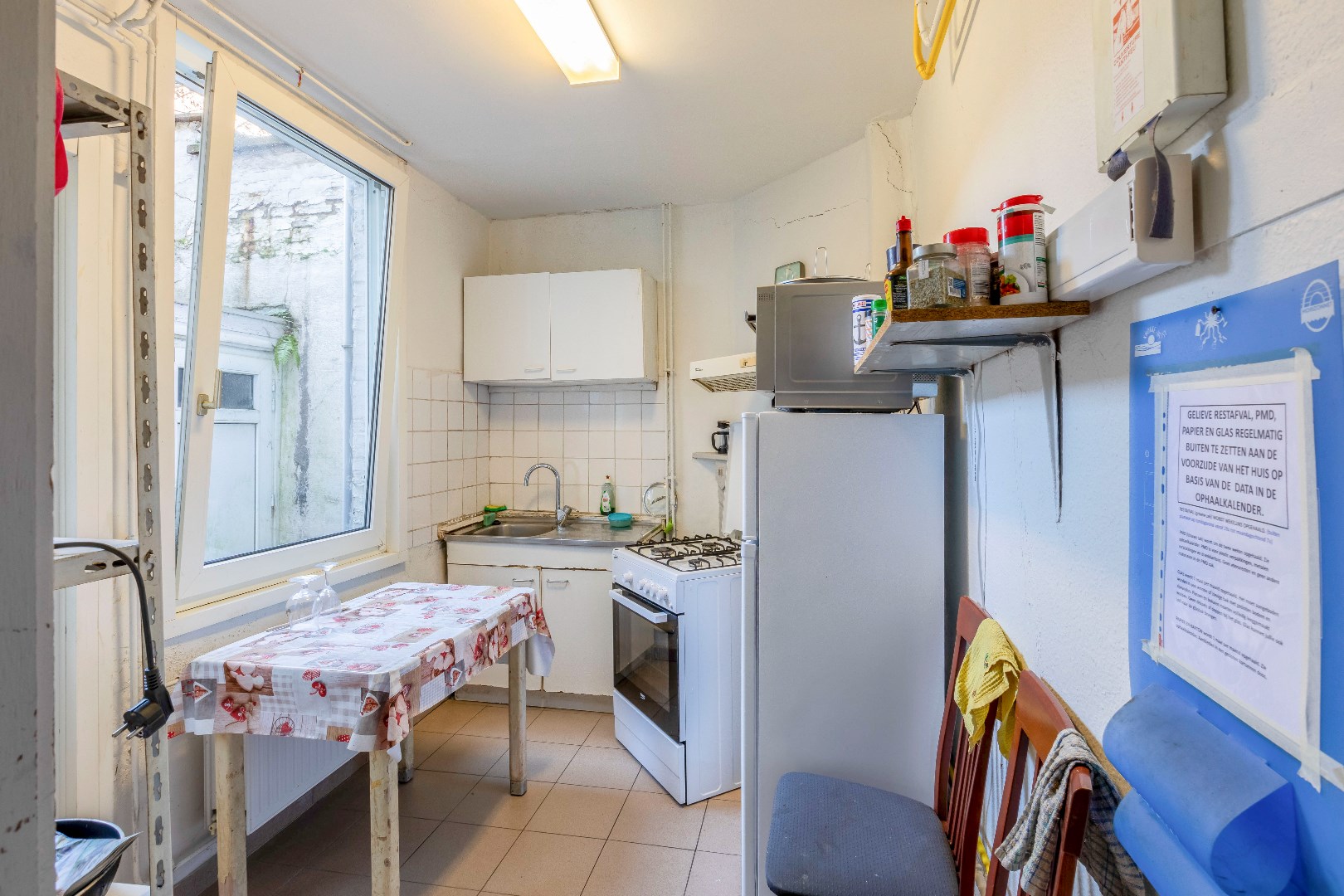 Vergunde opbrengsteigendom met 5 kamers nabij Gent Sint-Pieters. 