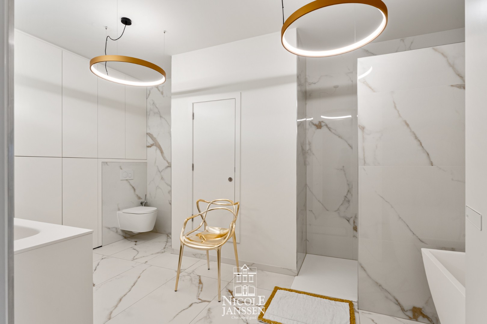 Luxueuze badkamer uitgevoerd in een stijlvolle marmeren look 