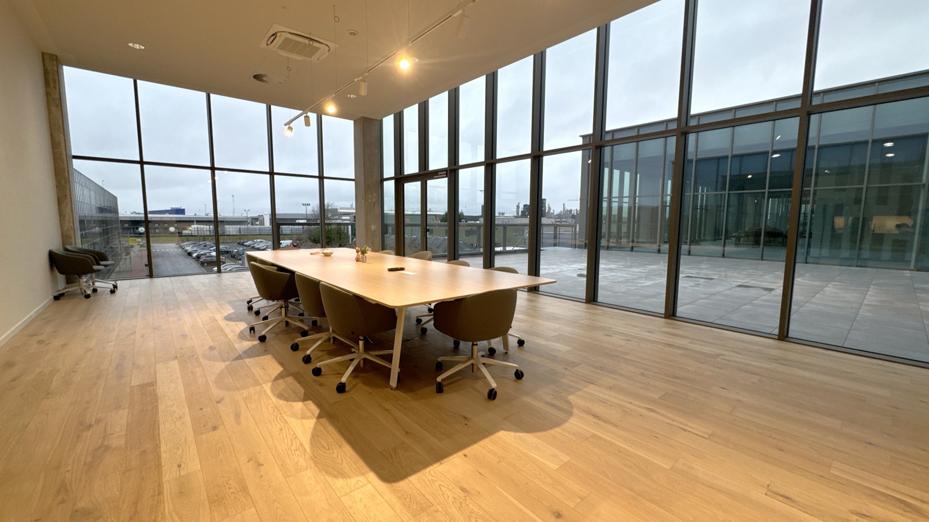 Nieuwbouw magazijn en kantoor te huur in West Port Zwijndrecht