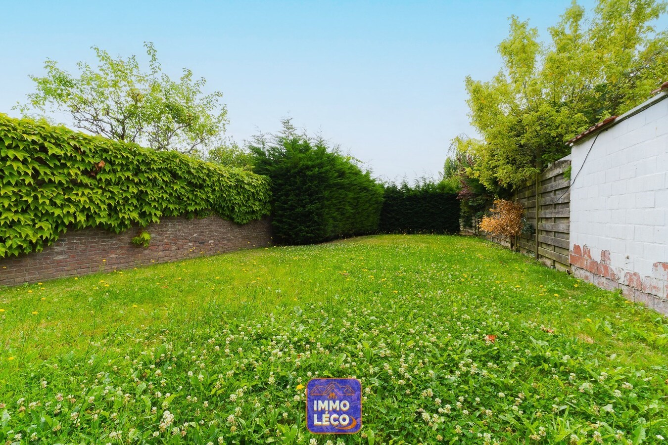 Maison avec nombreuses poss.! (maison unifamiliale, commerce, ..) avec jardin et poss. grand parking ! 