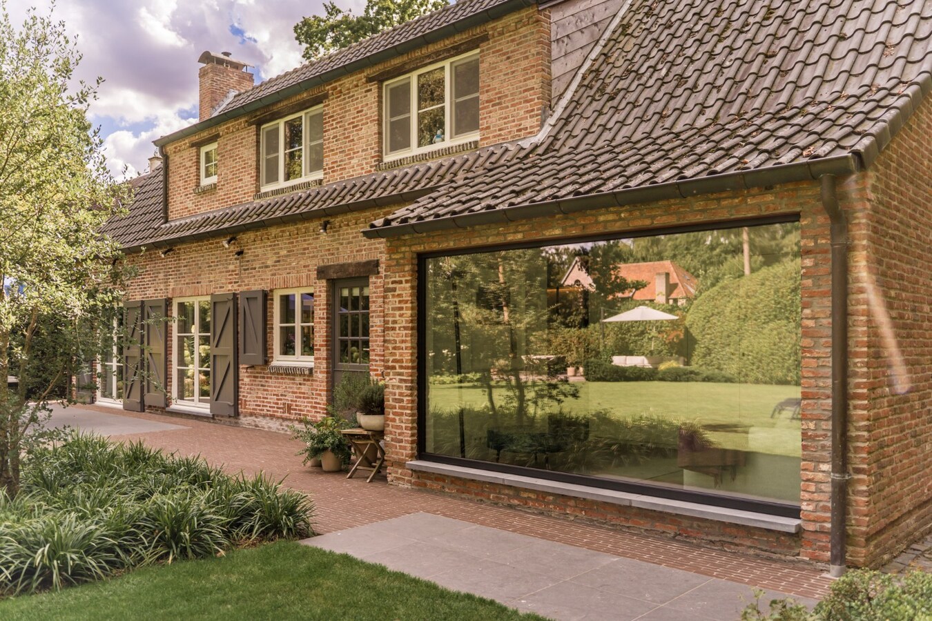 Prachtige villa met sublieme tuin op toplocatie in Schoten 