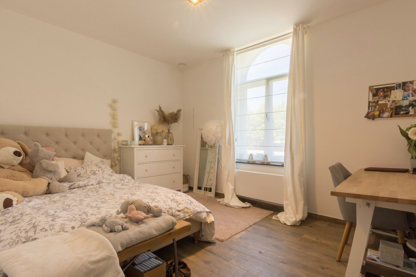 Gelijkvloers 3-slaapkamer villa-appartement met parktuin. 