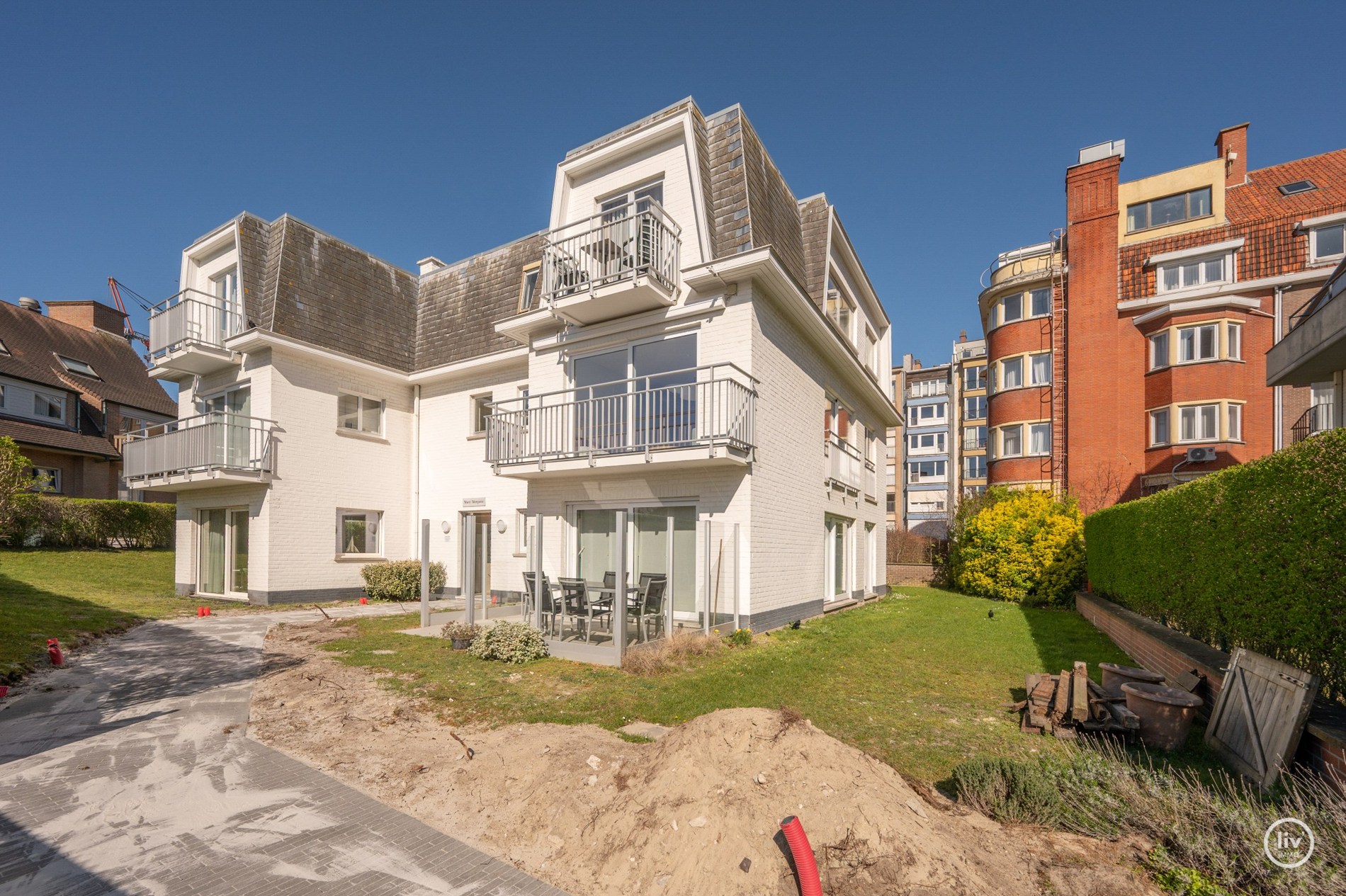Appartement d'angle orienté au sud avec vue dégagée, situé dans une charmante résidence de villas à distance de marche de la digue de Duinbergen. 