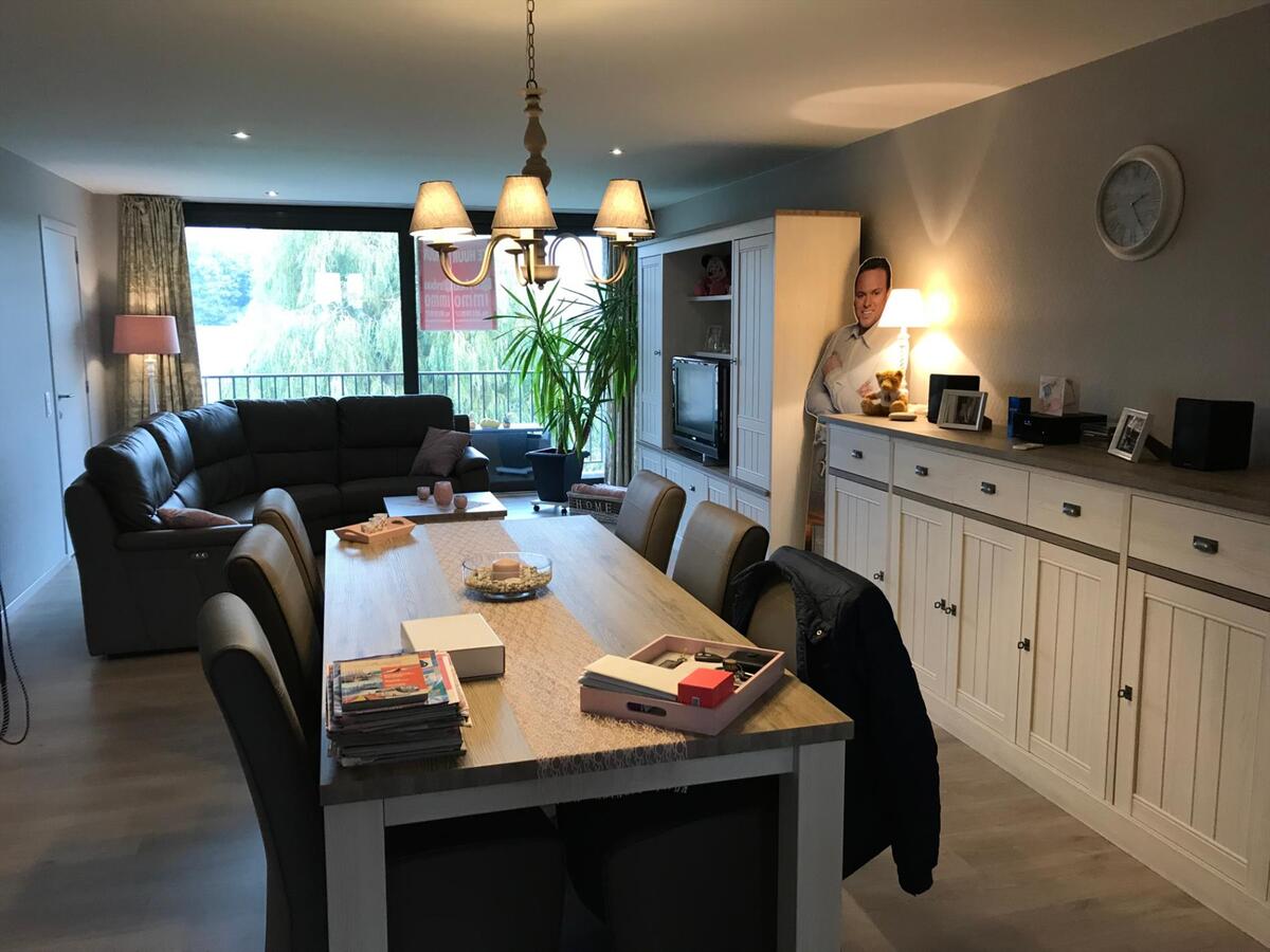 Ruim 2 slaapkamerappartement op de Markt in Houthulst 